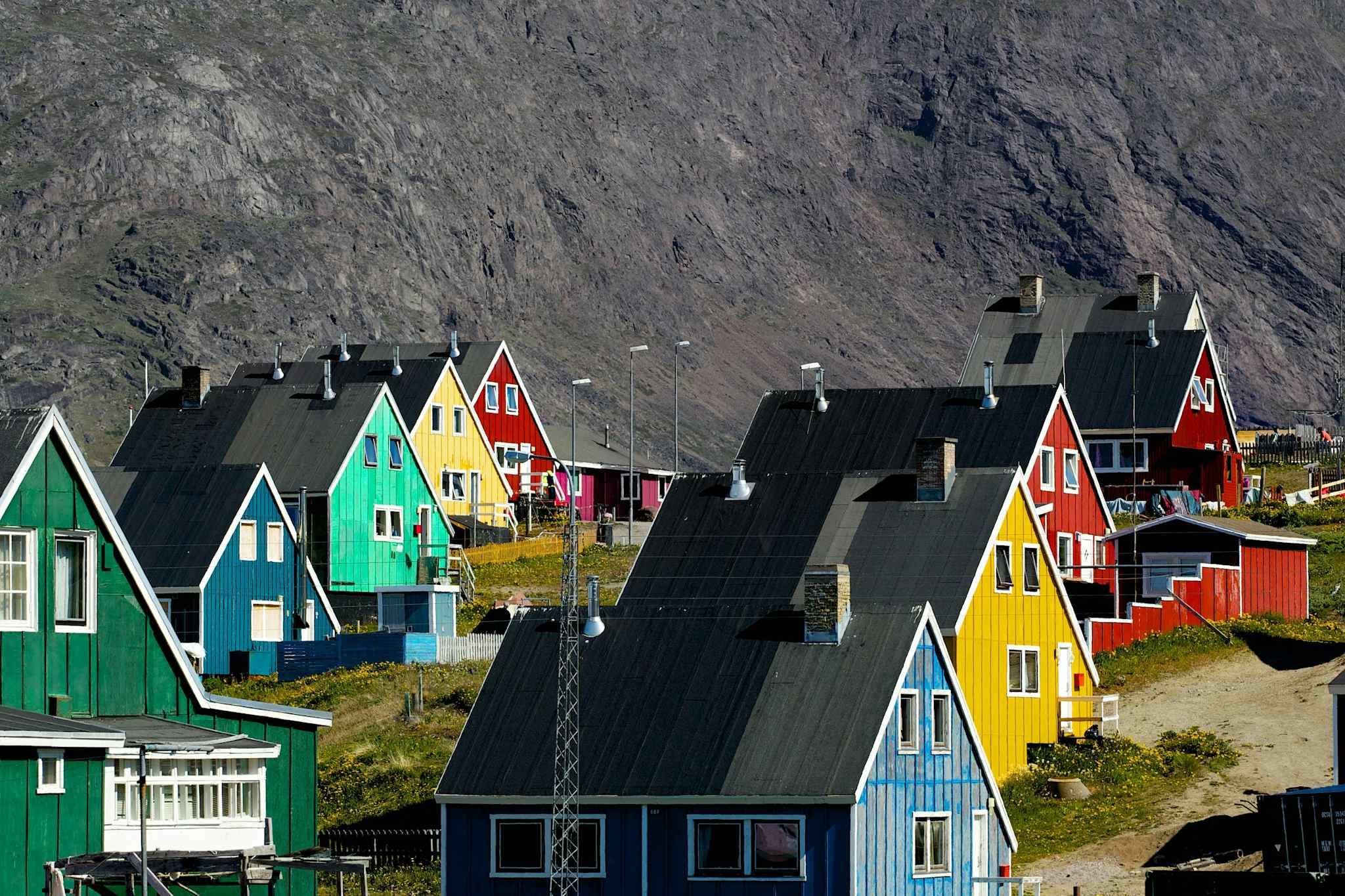 Colourful homes in the city Narsaq, in South Greenland. Photo: GettyImages-163270147