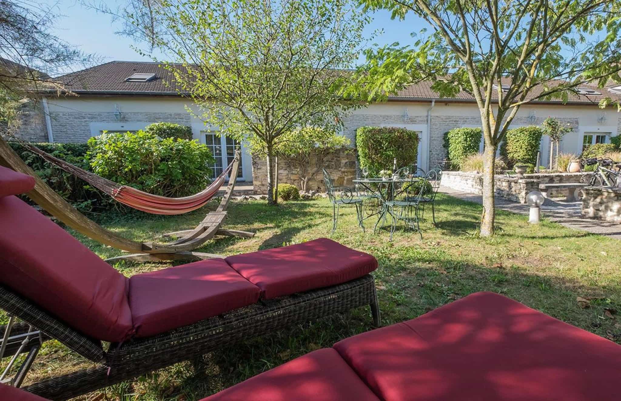 Garden with hammocks, Hostellerie de Bretonnière - Beaune, France