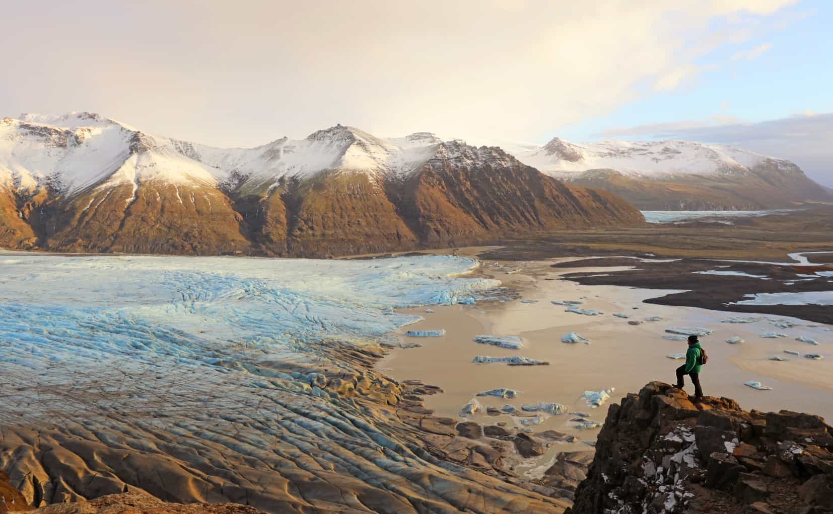 Hiker overlooking a huge glacier in Skaftafell National Park, Iceland. Photo: GettyImages-499291482