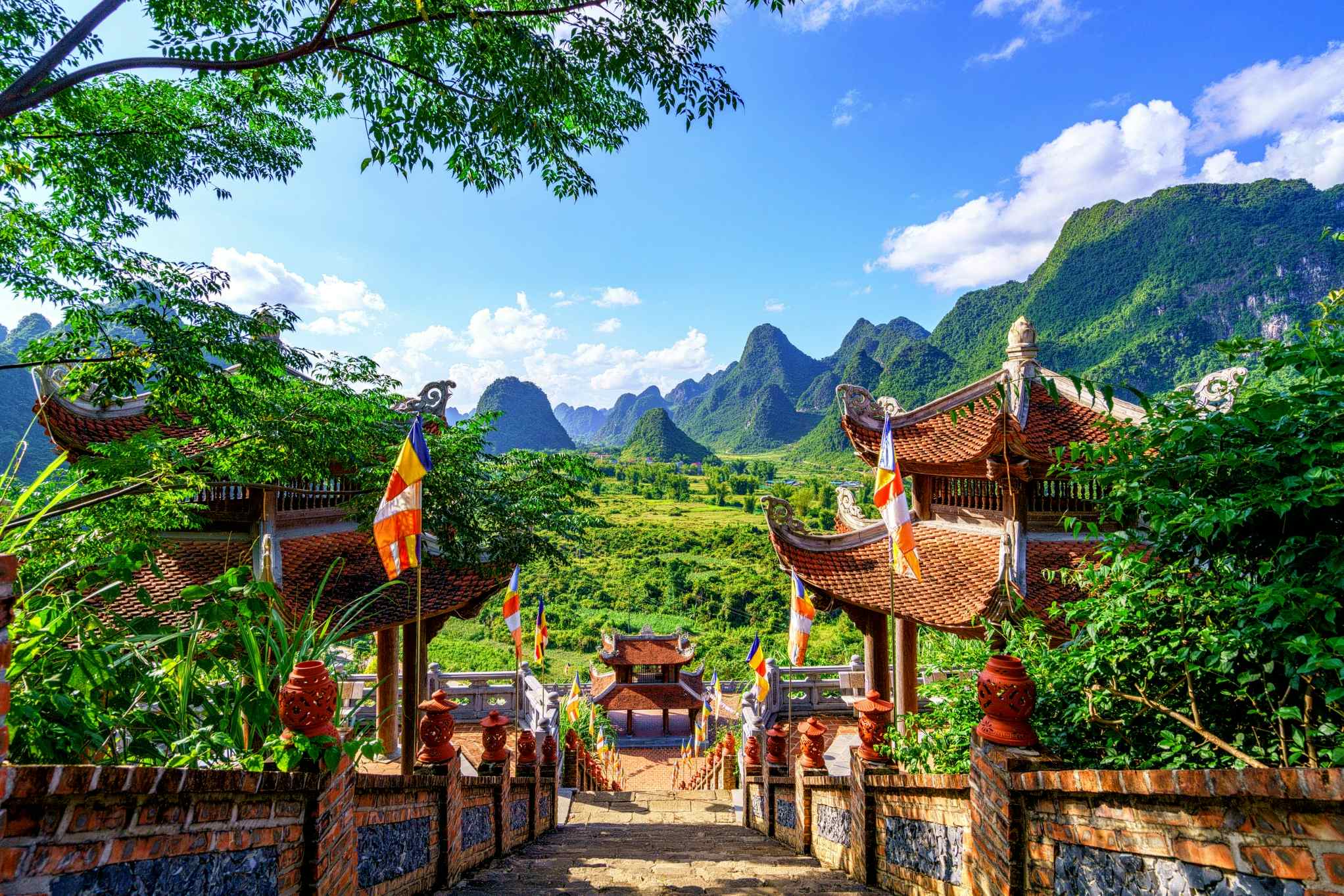 Thien Vien Truc Lam Ban Gioc pagoda on Trùng Khanh town, Cao Bang province, Vietnam. Photo: Shutterstock-757422883