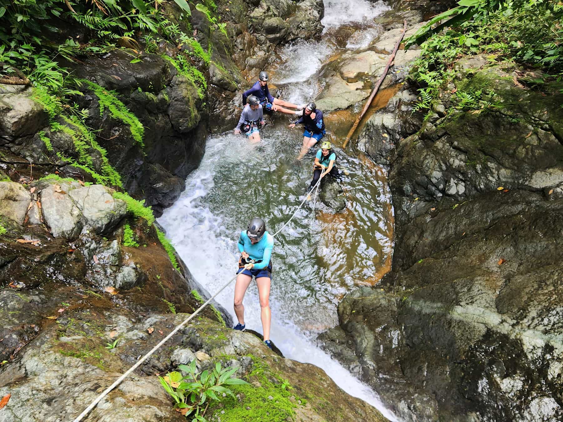Canyoning Costa Rican waterfalls. Photo: Host/Proyecto Aventura