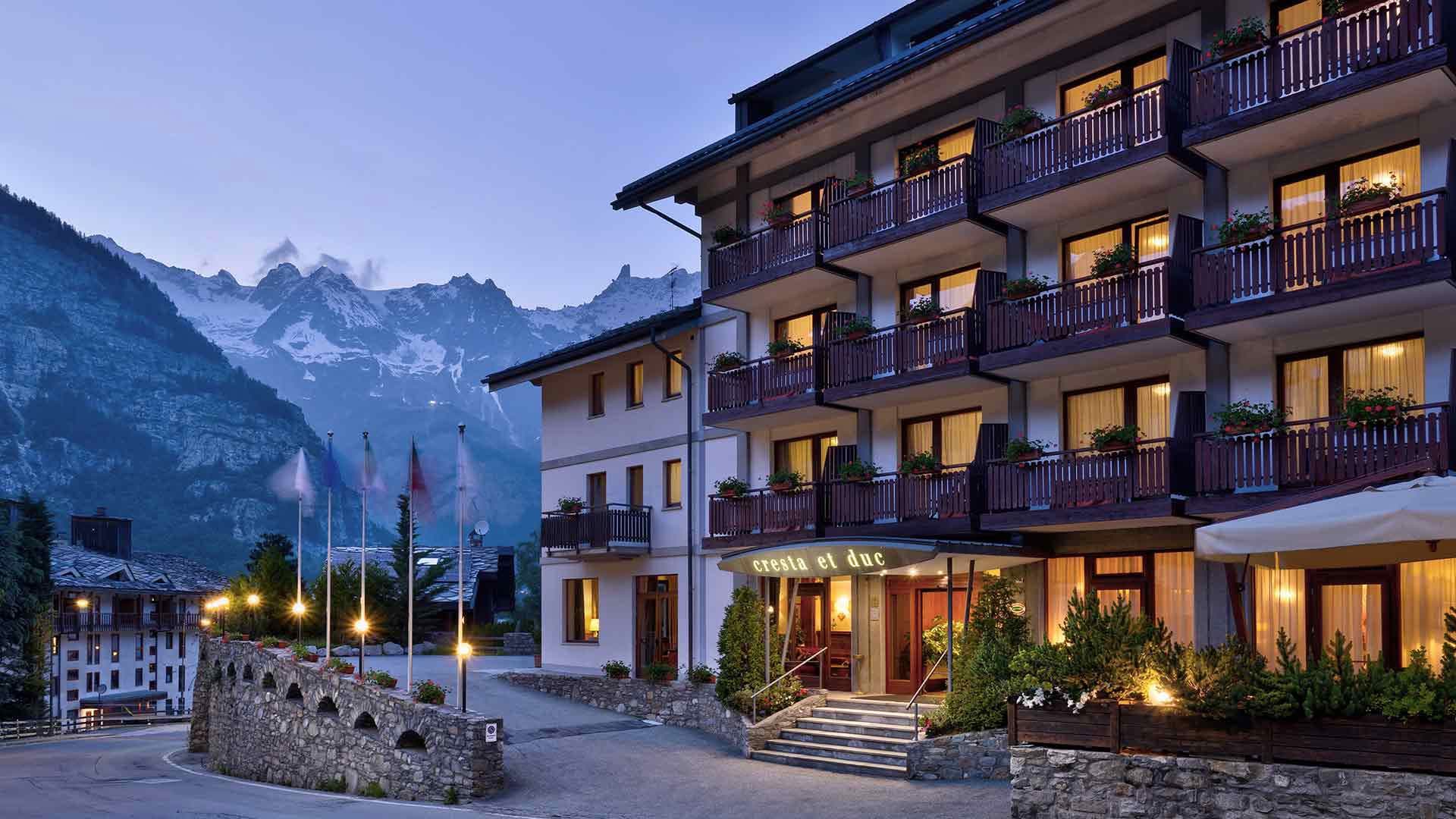 Cresta et Duc Hotel Courmayeur - Exterior with Mountain View | Photo: Cresta et Duc