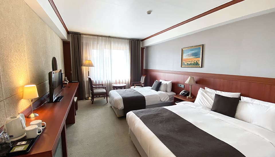 Commodore Hotel, twin room