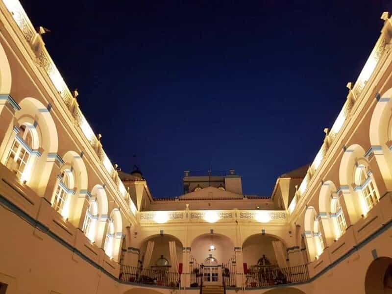 Hotel de Moura by night.
