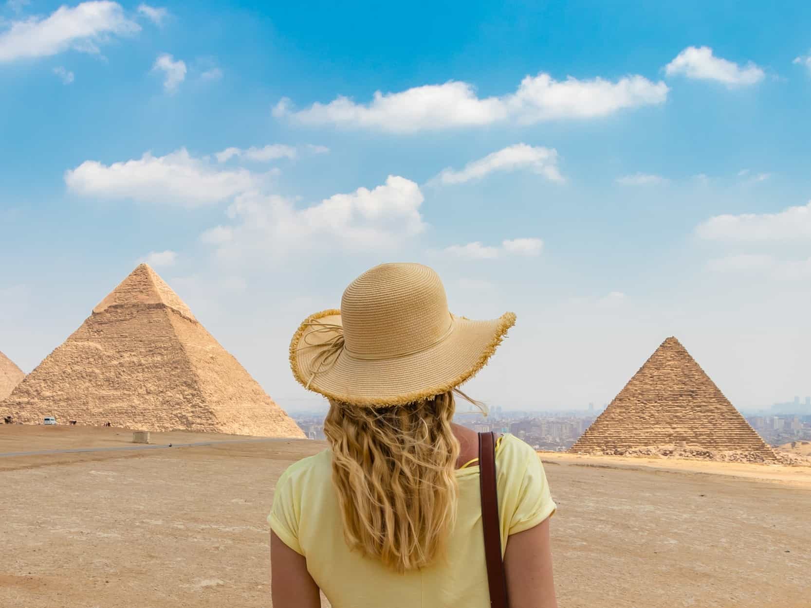 Woman looking at the Giza pyramids. Photo: shutterstock 1448725862