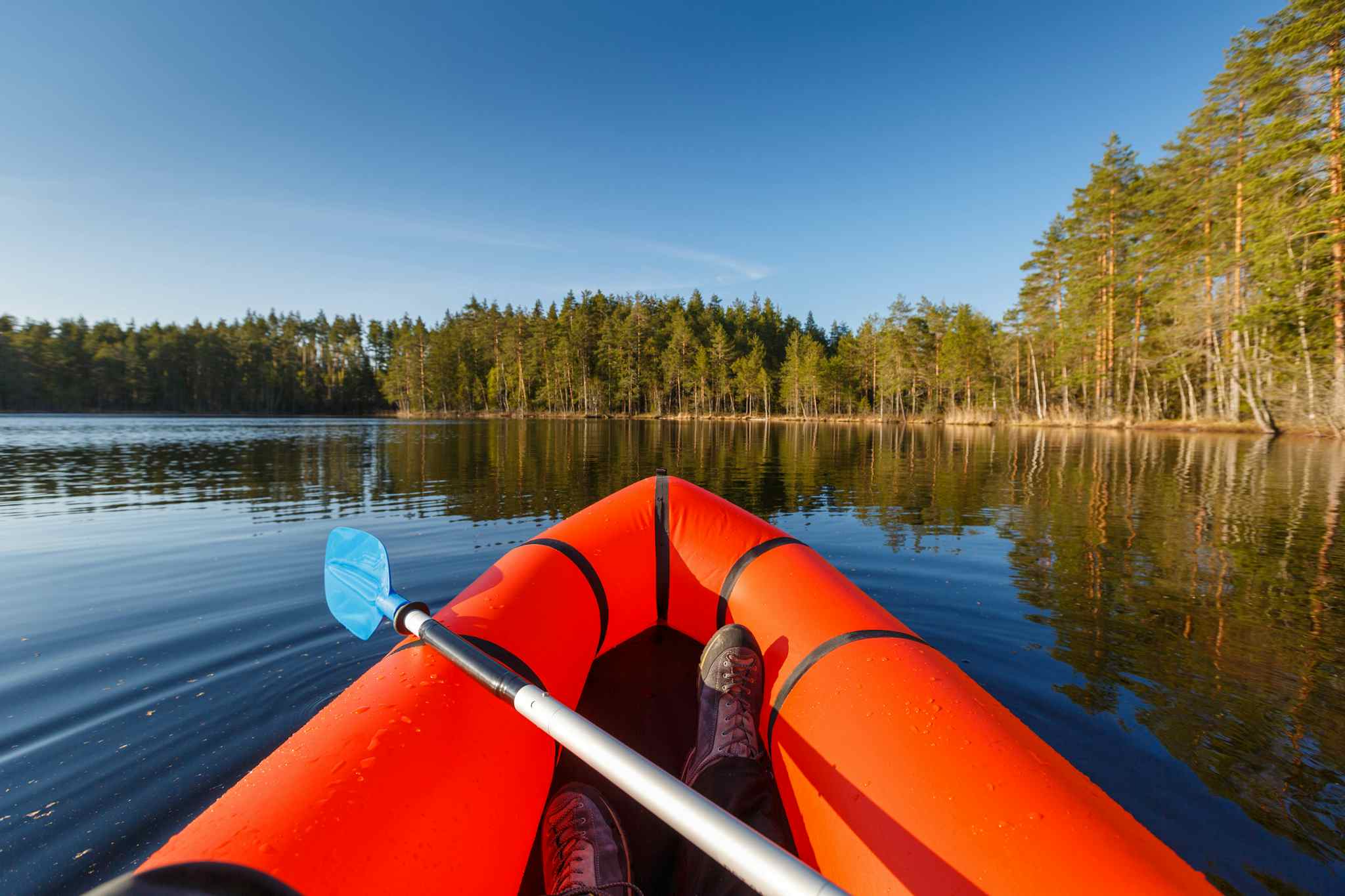 Packraft, lake and forest view in Finland. Photo: GettyImages-1398967831