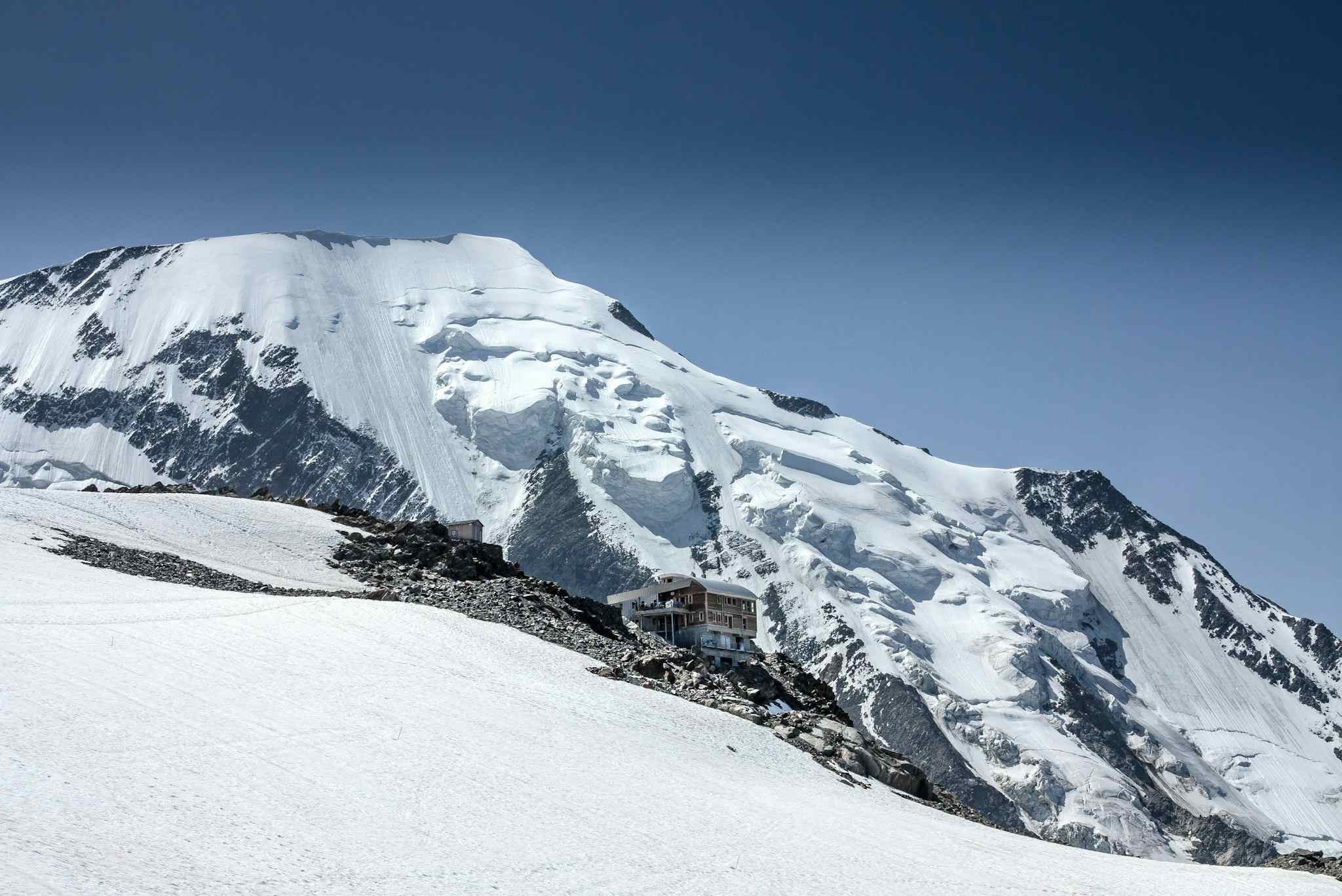 Glacier de Bionnassay and the Tête Rousse refuge, Mont Blanc. Photo: Host/Altai France, Pierre-Antoine Laine