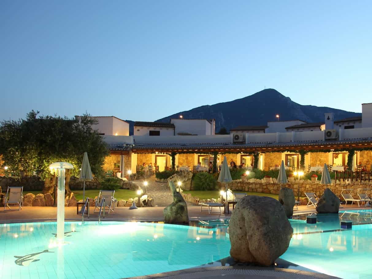 Evening at the Hotel Nuraghe Arvu, Cala Gonone, Sardinia | Photo: Hotel Nuraghe Arvu