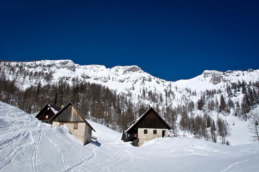 blejska hut slovenia zima
