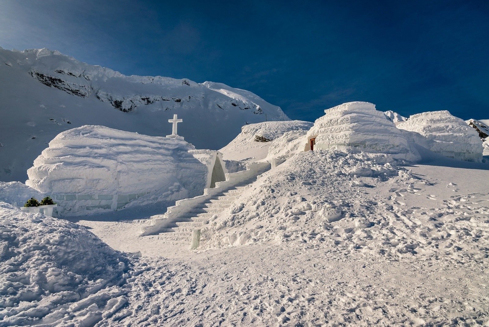 sleep-in-an-ice-hotel-romania