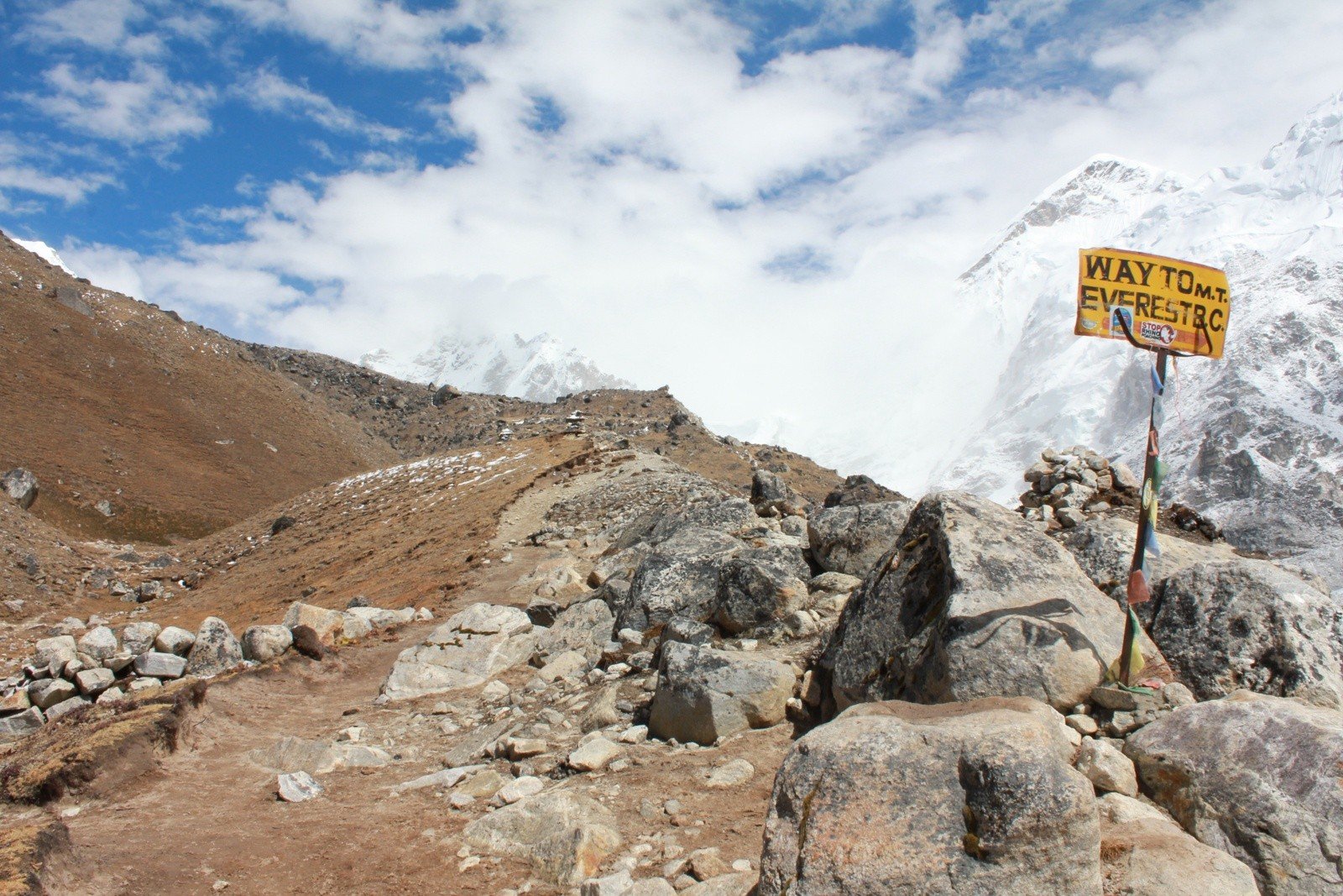 Signpost on the trek route to Everest Base Camp 