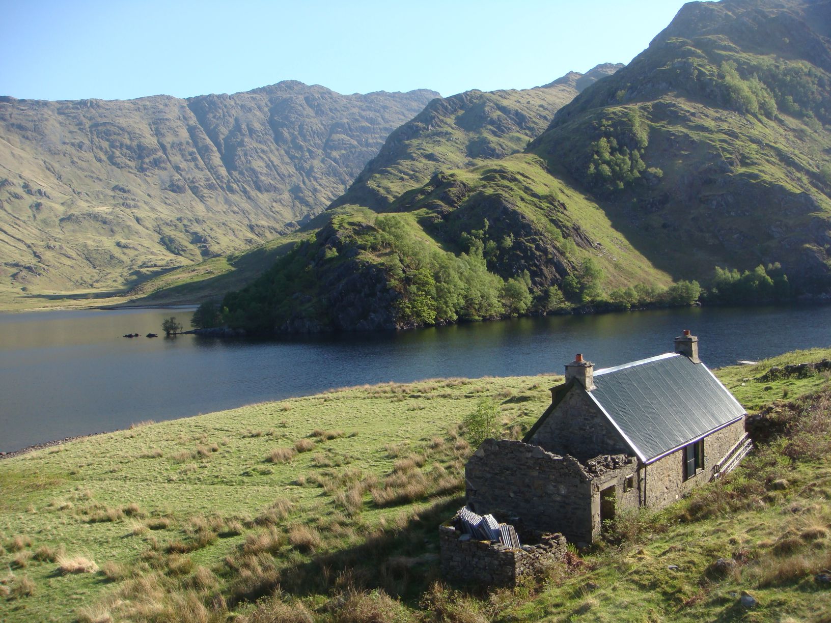 Oban_bothy_and_Sron_a_Choin_(geograph_2400420) bothies in Scotland