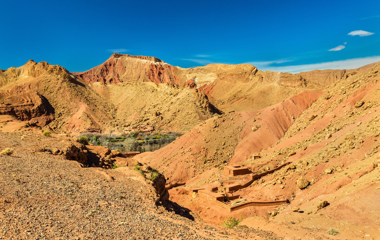 Vallée d'Assif Mgoun, une oasis de verdure entourée de sommets arides.