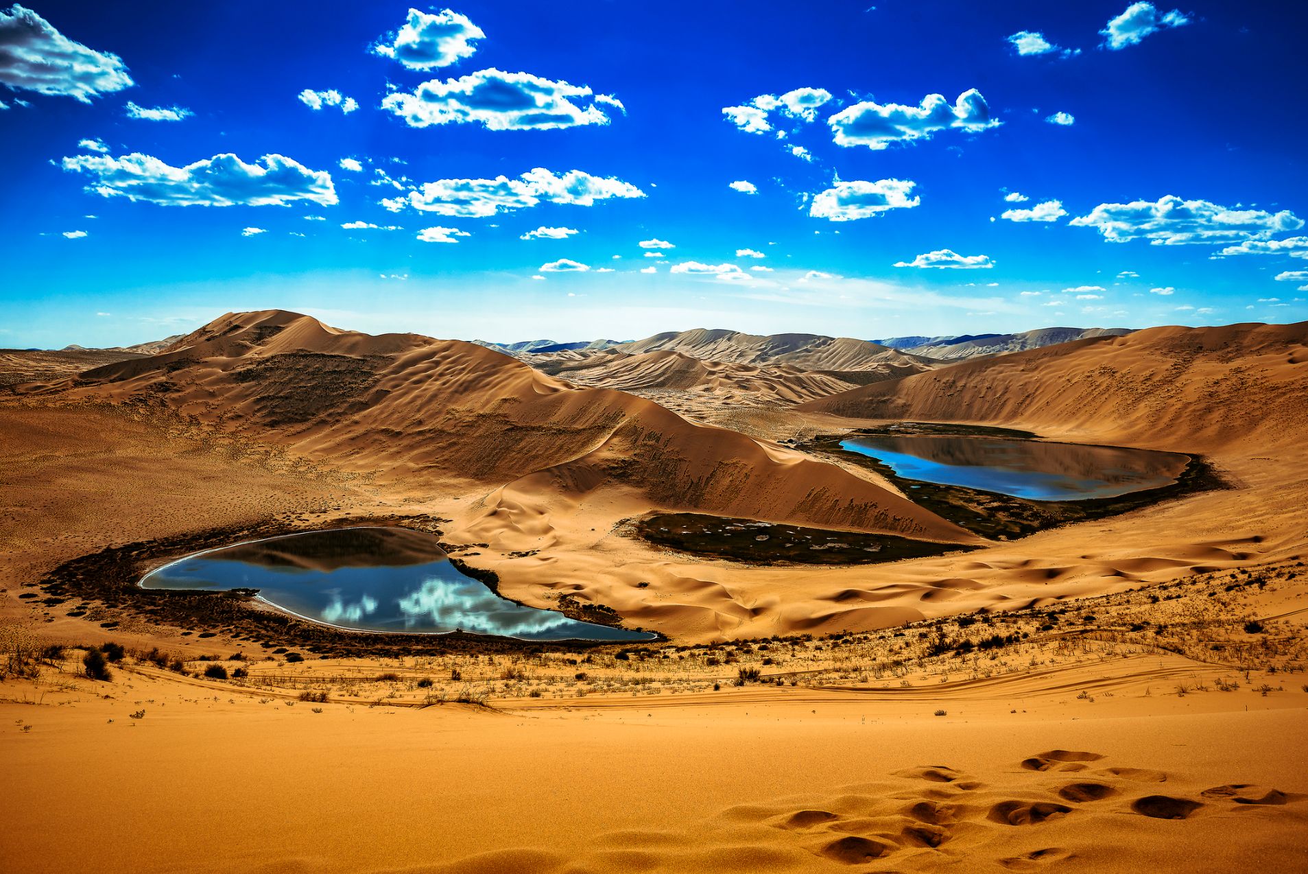 Lakes and dunes in the Badain Jaran Desert, Inner Mongolia