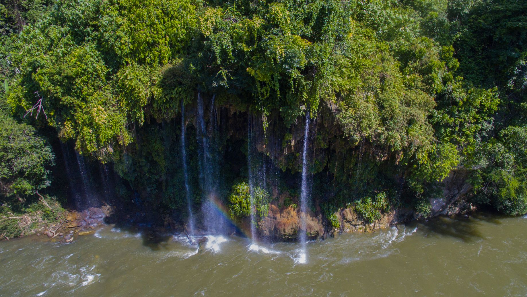 Cascada Narisse, in the heart of the Colombian jungle.