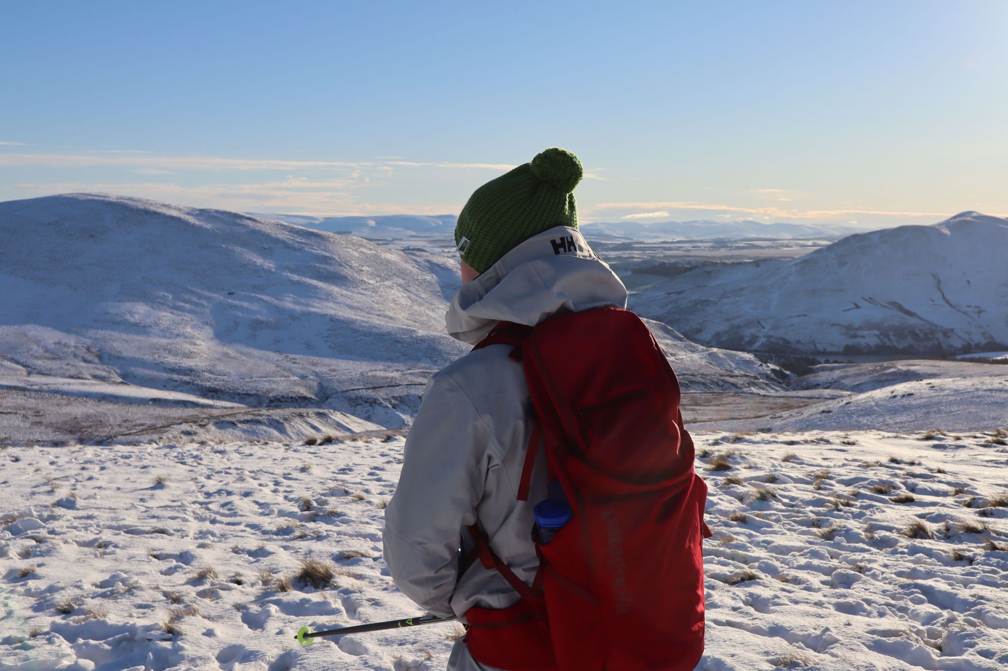 A 28L backpack shown in the snowy hills surrounding Edinburgh. The perfect day pack for a hike.