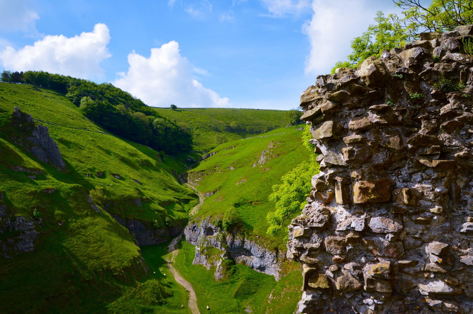 Cave Dale at the start of the Limestone Way, from high above. One of the best hikes in the Peak District.