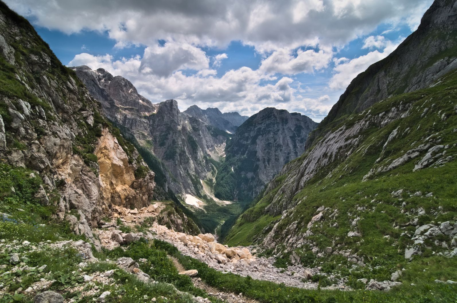 View to the west from the Luknja saddle at the Mali and Veliky Pihavec mountains