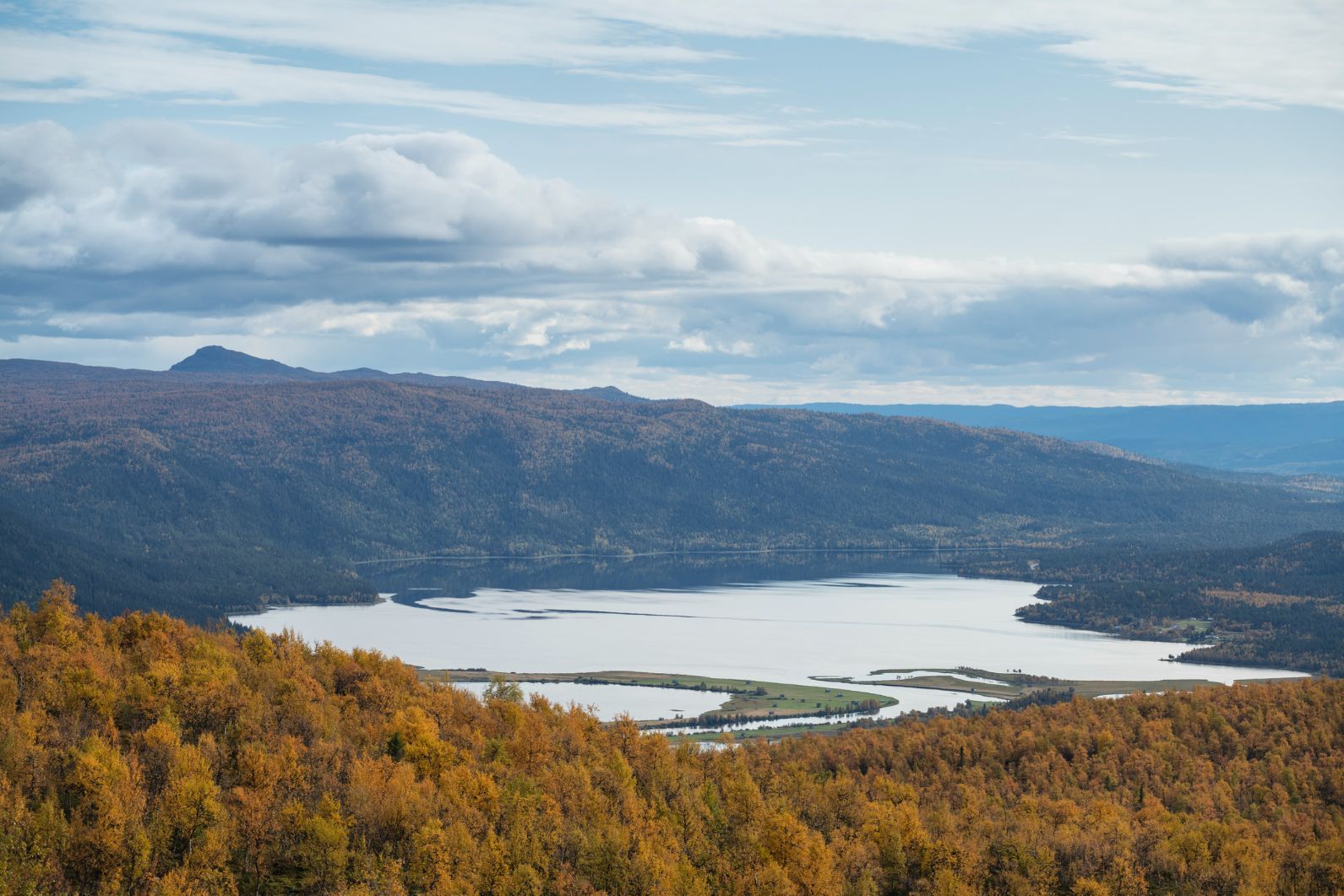 The view over lake Gautsträsk and Autumn landscape along the Kungsleden Trail in Lapland, Sweden