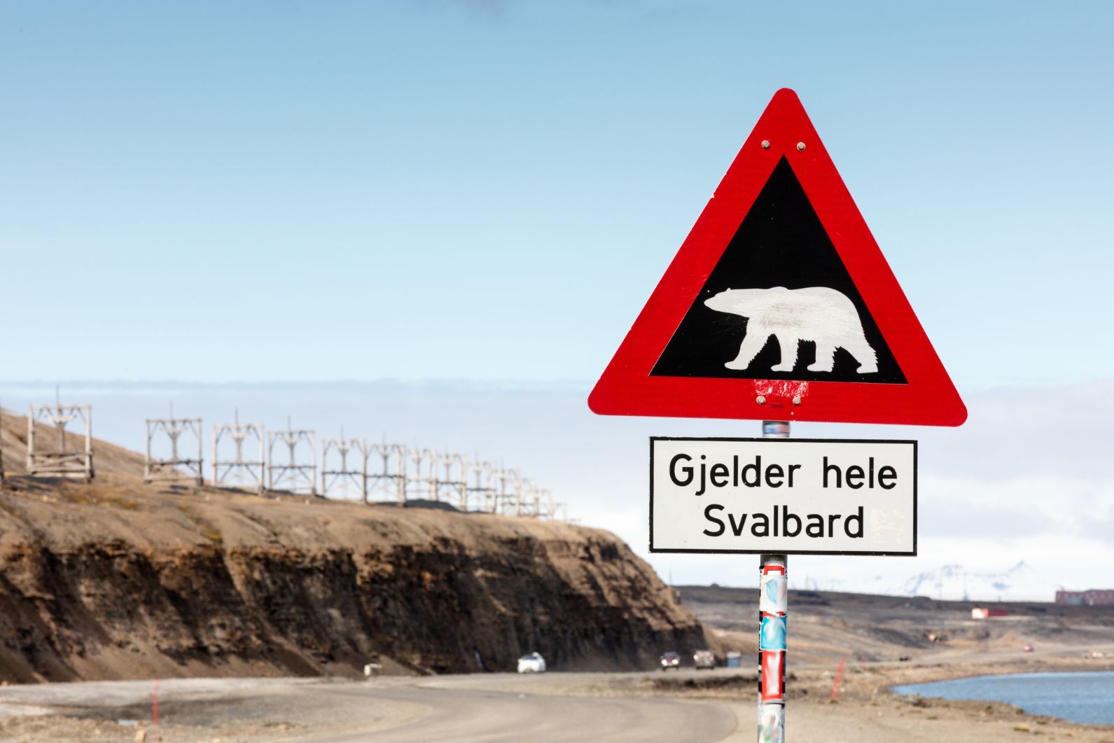 A sign showing a polar bear on Svalbard, reading "Gjelder hele Svalbard". The sign translates as “applies everywhere on Svalbard”.