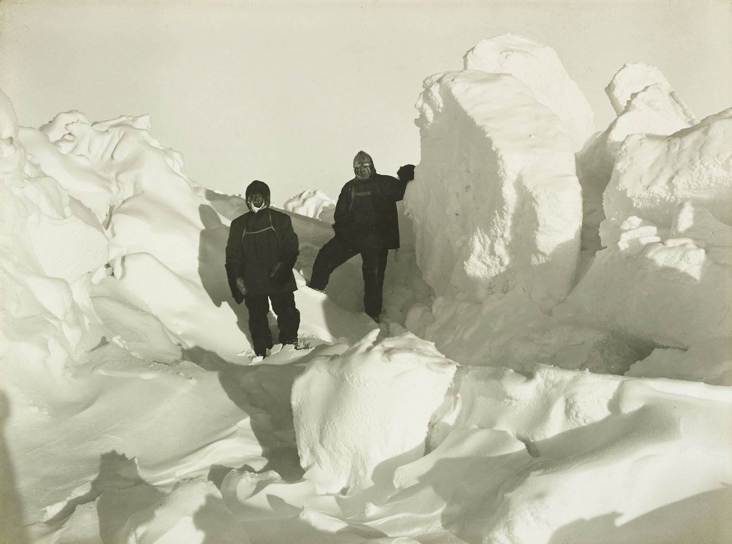 Frank Wild and Ernest Shackleton in the dense snow of Antarctica, on the Endurance mission. Photo: Frank Hurley / Wiki Commons.