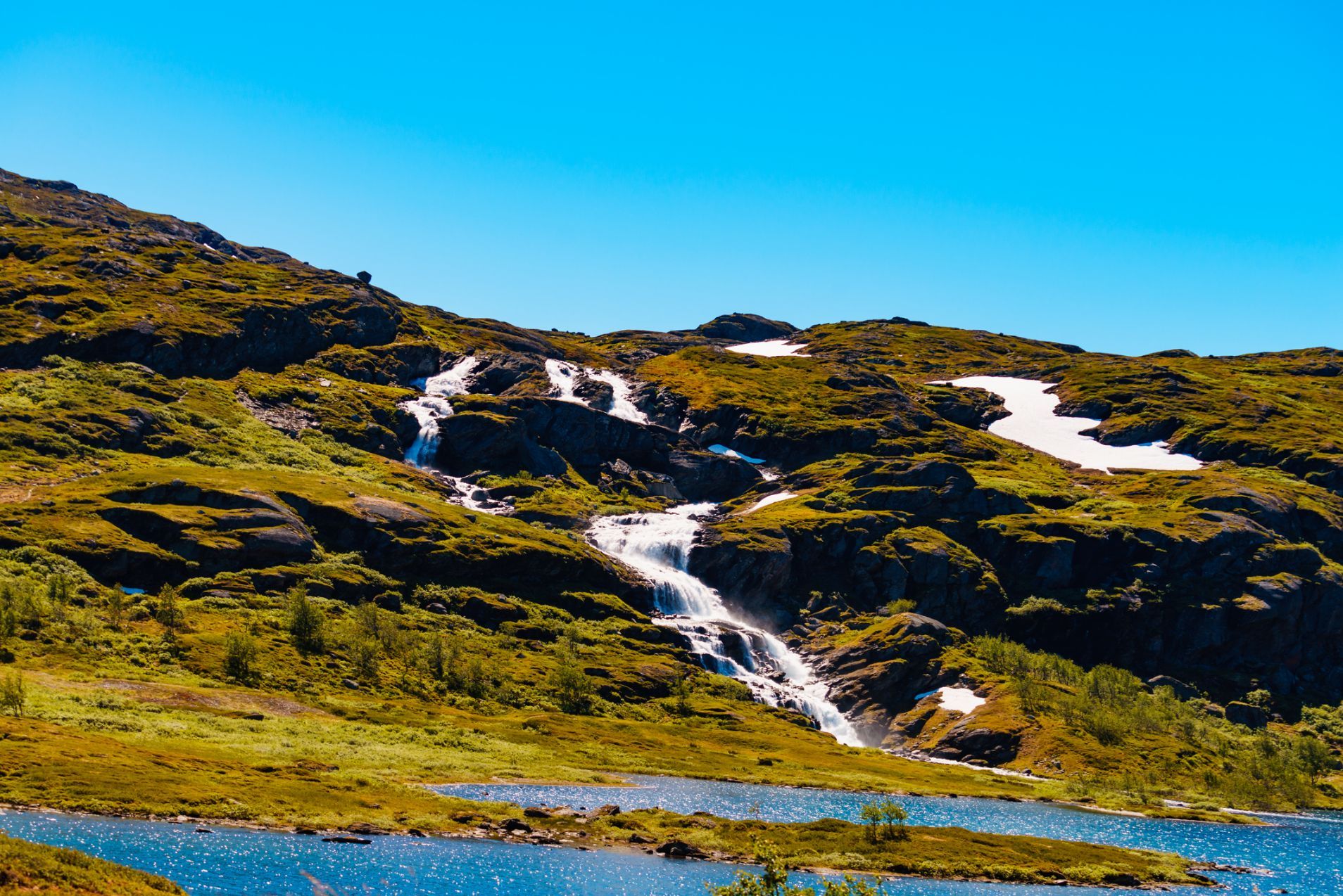 A green summer landscape at Hallingskarvet National Park, where Arne Næss used to write in his cabin. Photo: Getty