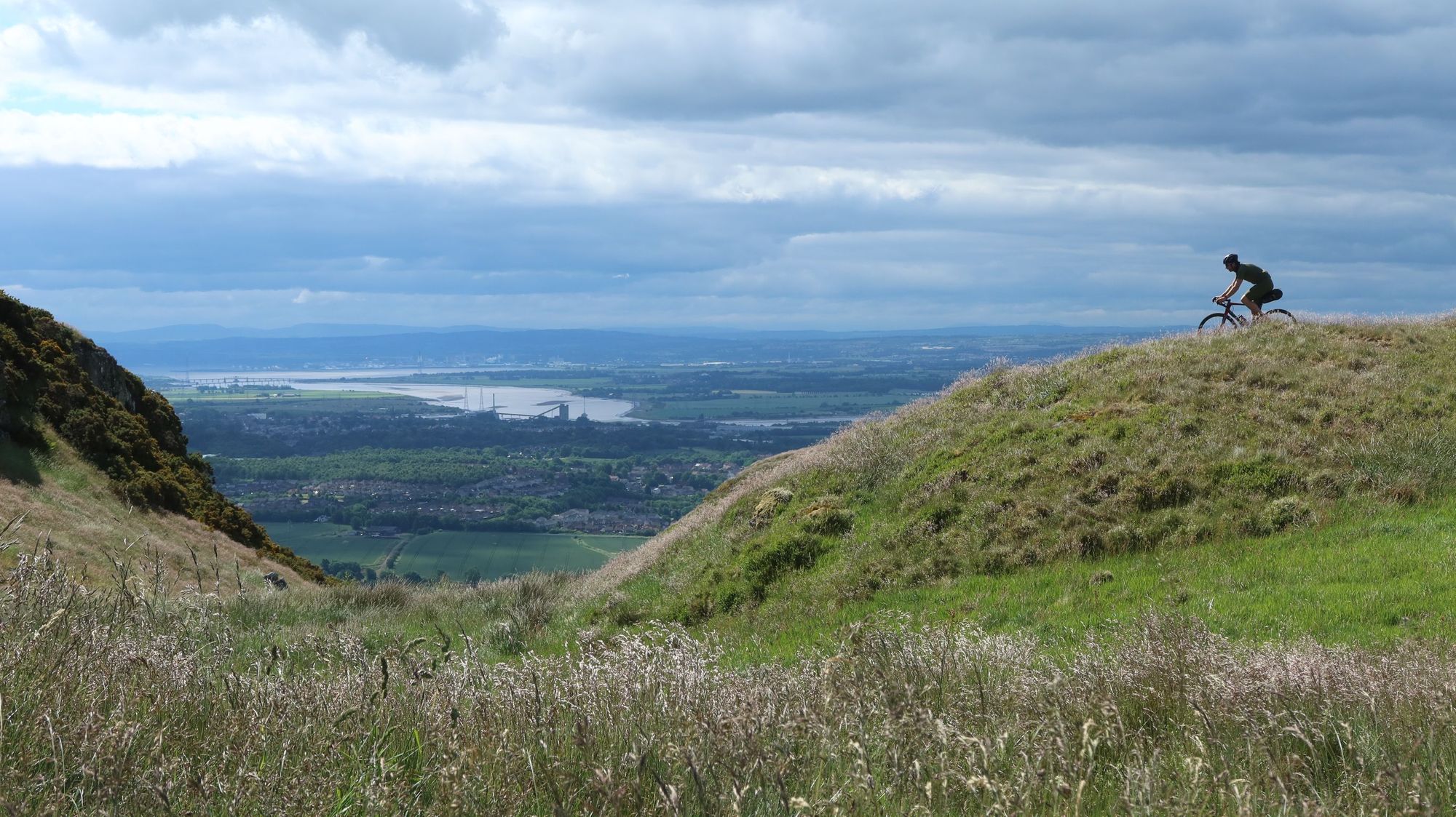 A beautiful view out over Clackmannanshire, seen by surprisingly few cyclists. Photo: Markus Stitz