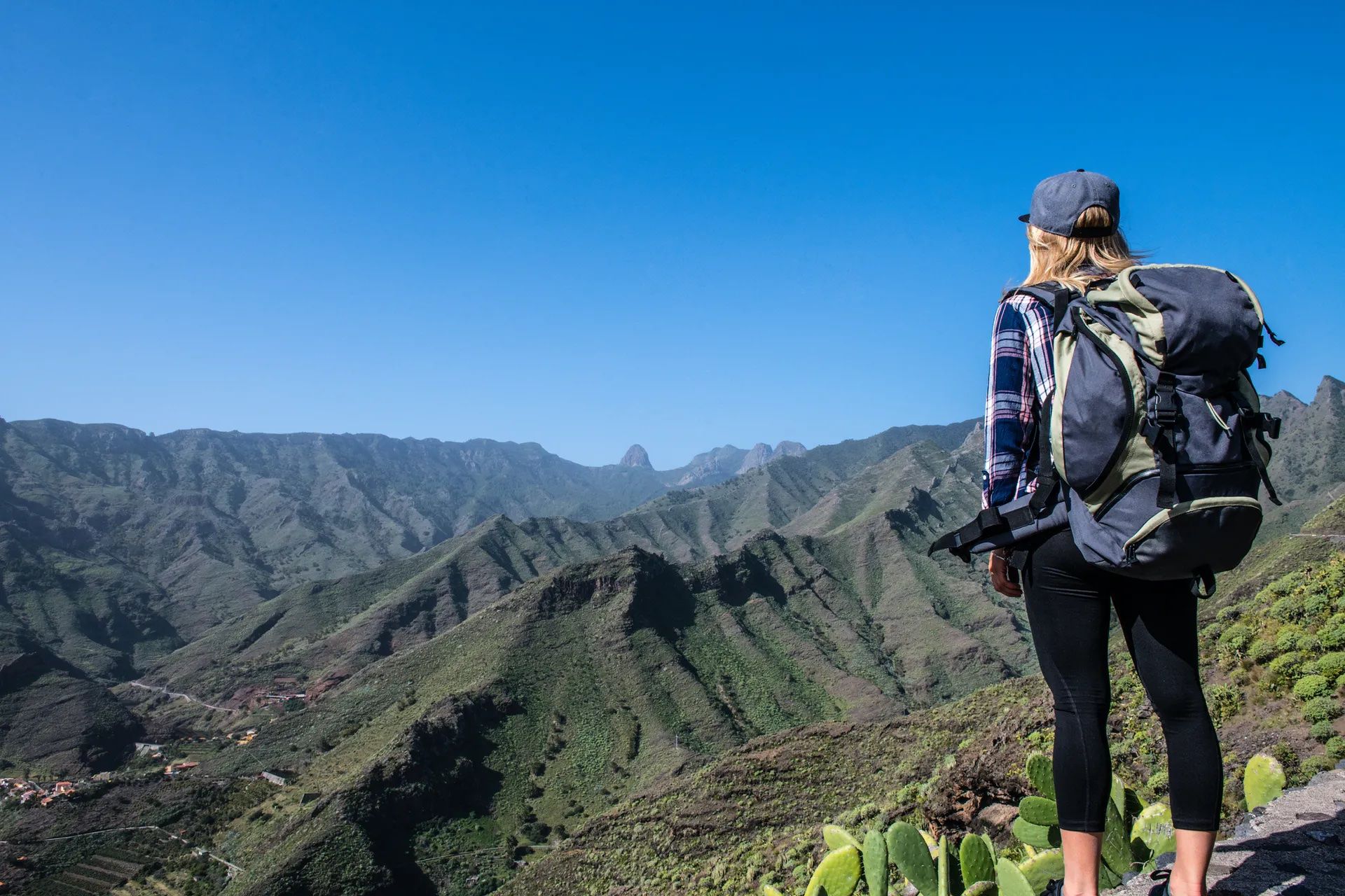 Female hiker in Gran Canaria, with Pico de Las Nieves in the background.