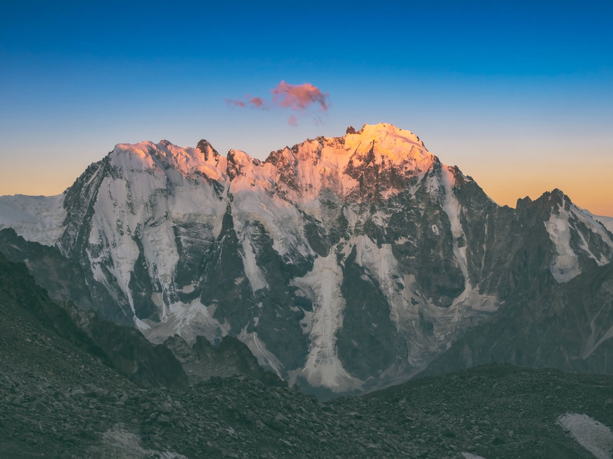 The high mountain in europe is. Дыхтау гора. Величественный горный хребет. Пик Пушкина. Гора Дыхтау фото с трассы.