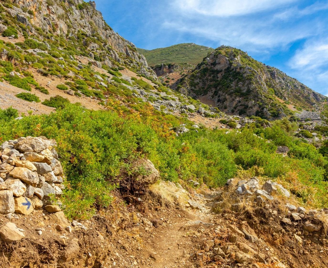 Un chemin rocheux dans les montagnes du Rif.
