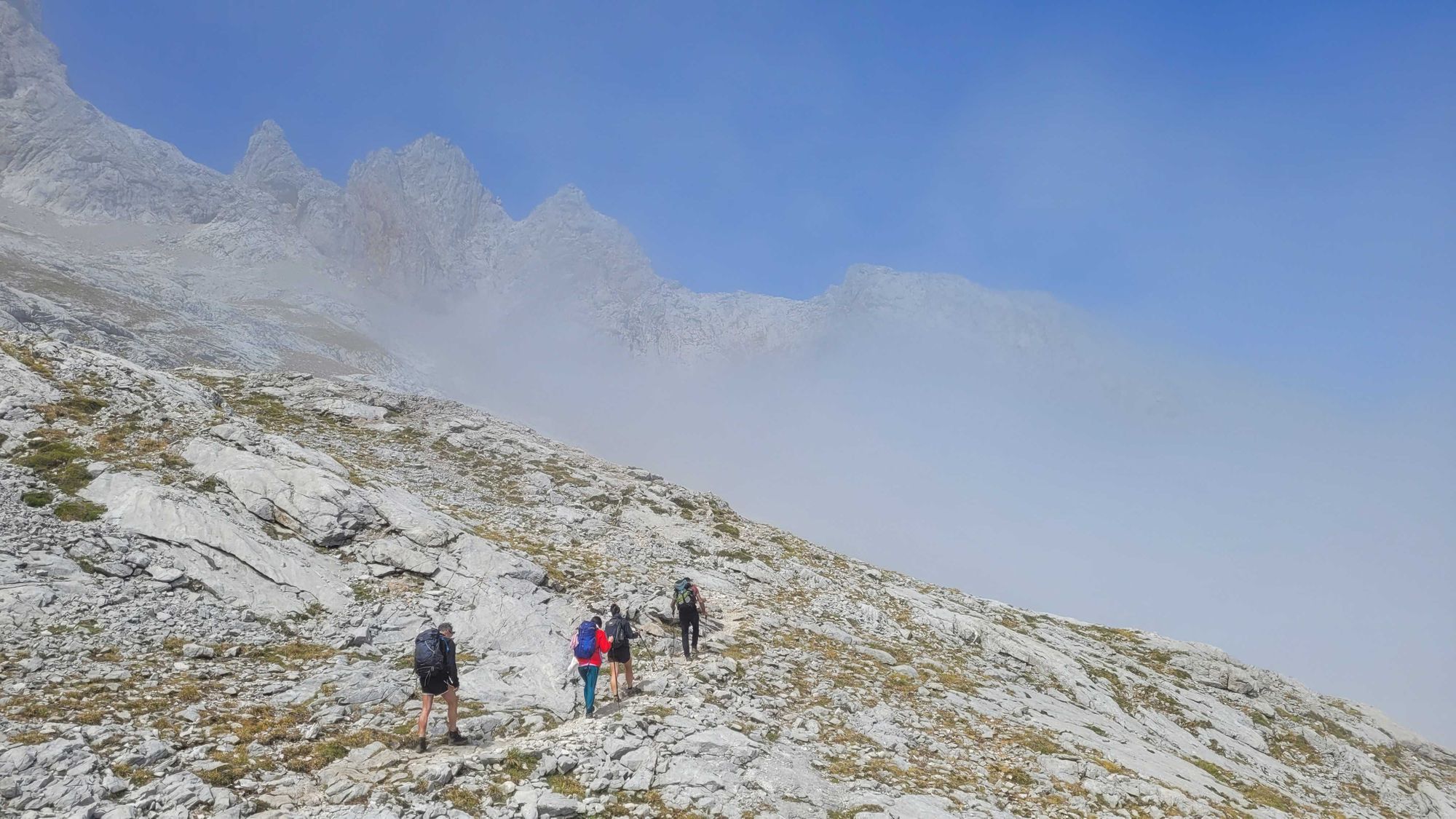 Un grupo de excursionistas cerca de Naranjo de Bullens en Picos de Europa, España