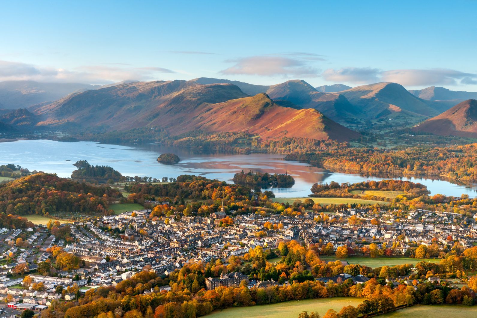 Con vistas a la pequeña ciudad de Keswick a orillas de Derwent Water en el Parque Nacional del Distrito de los Lagos.  Foto: Getty