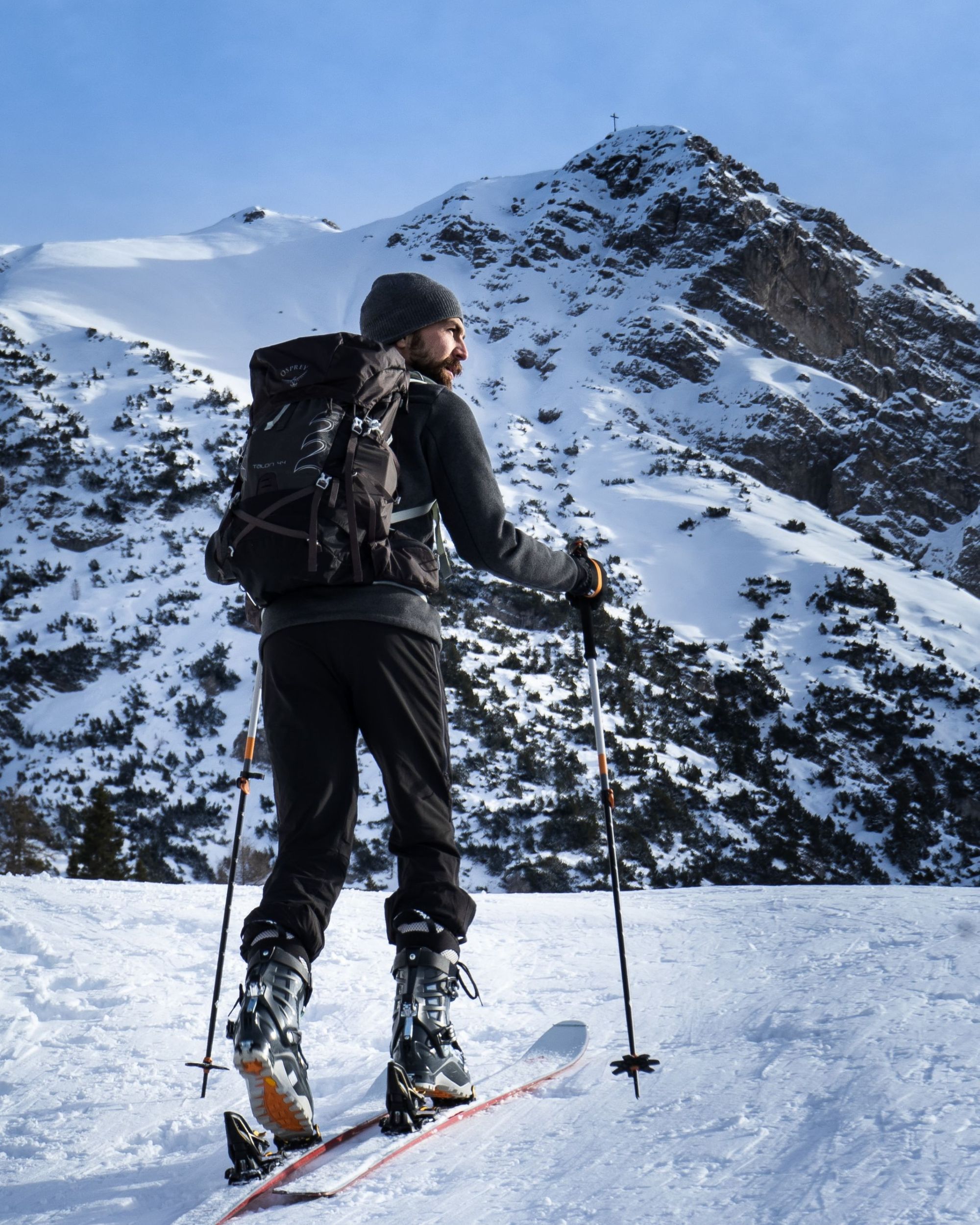 A good view of a ski touring binding, with the heel free to lift up from the ski. Photo: Amza Andrei / Unsplash