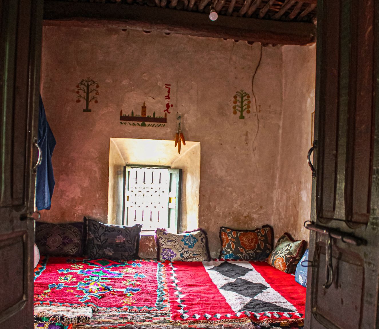 A colourful room in a traditional Moroccan gîte.