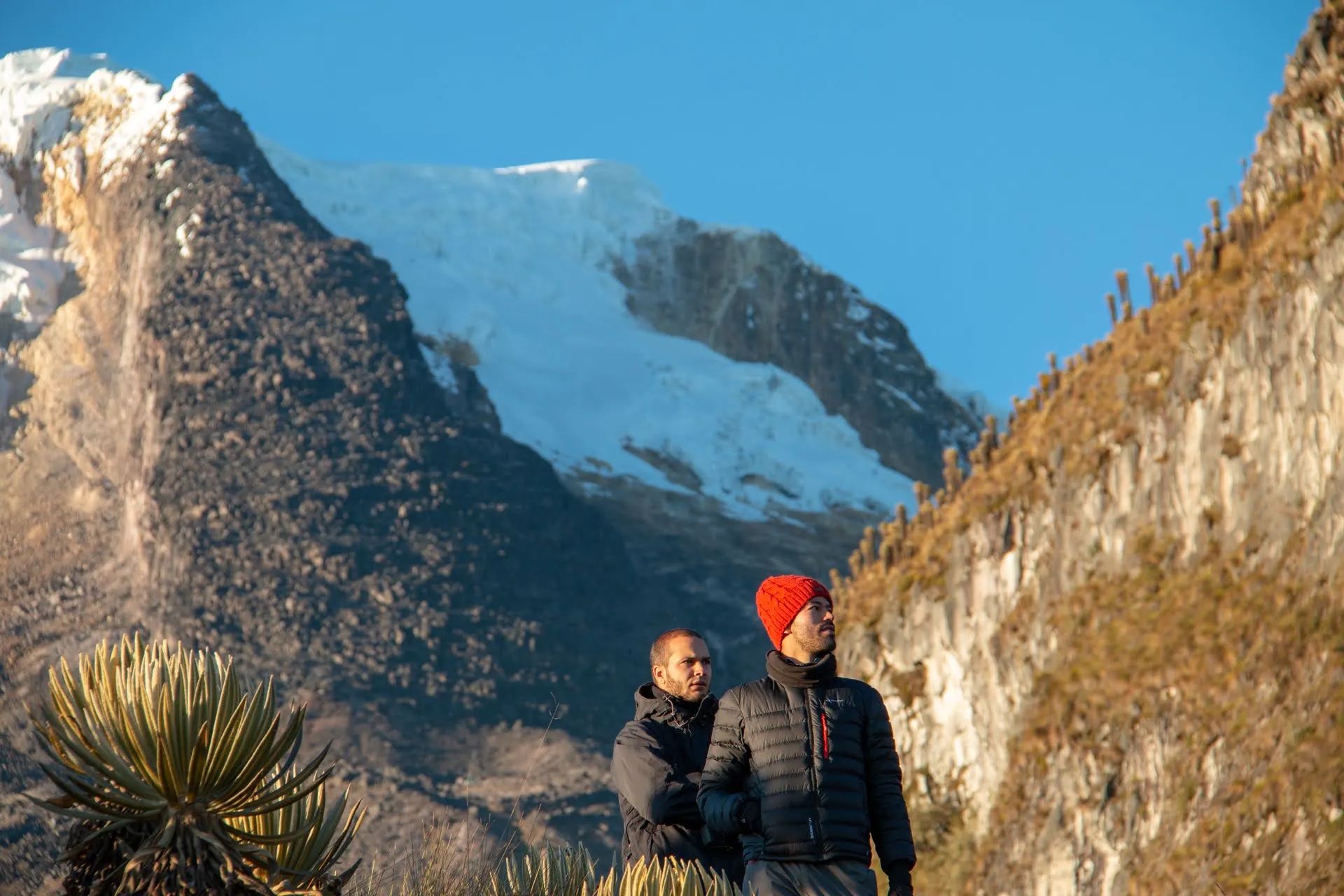 Two hikers in Colombia, the mountains of the Cordillera Central behind them