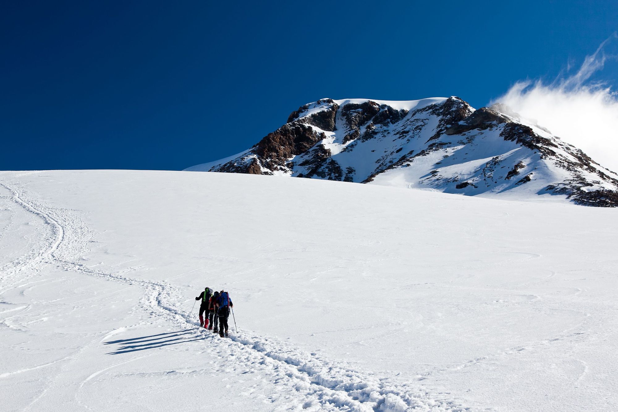 A group of trekkers make their way up the Monte Rosa plateau, heading for Signalkuppe. Photo: Altai