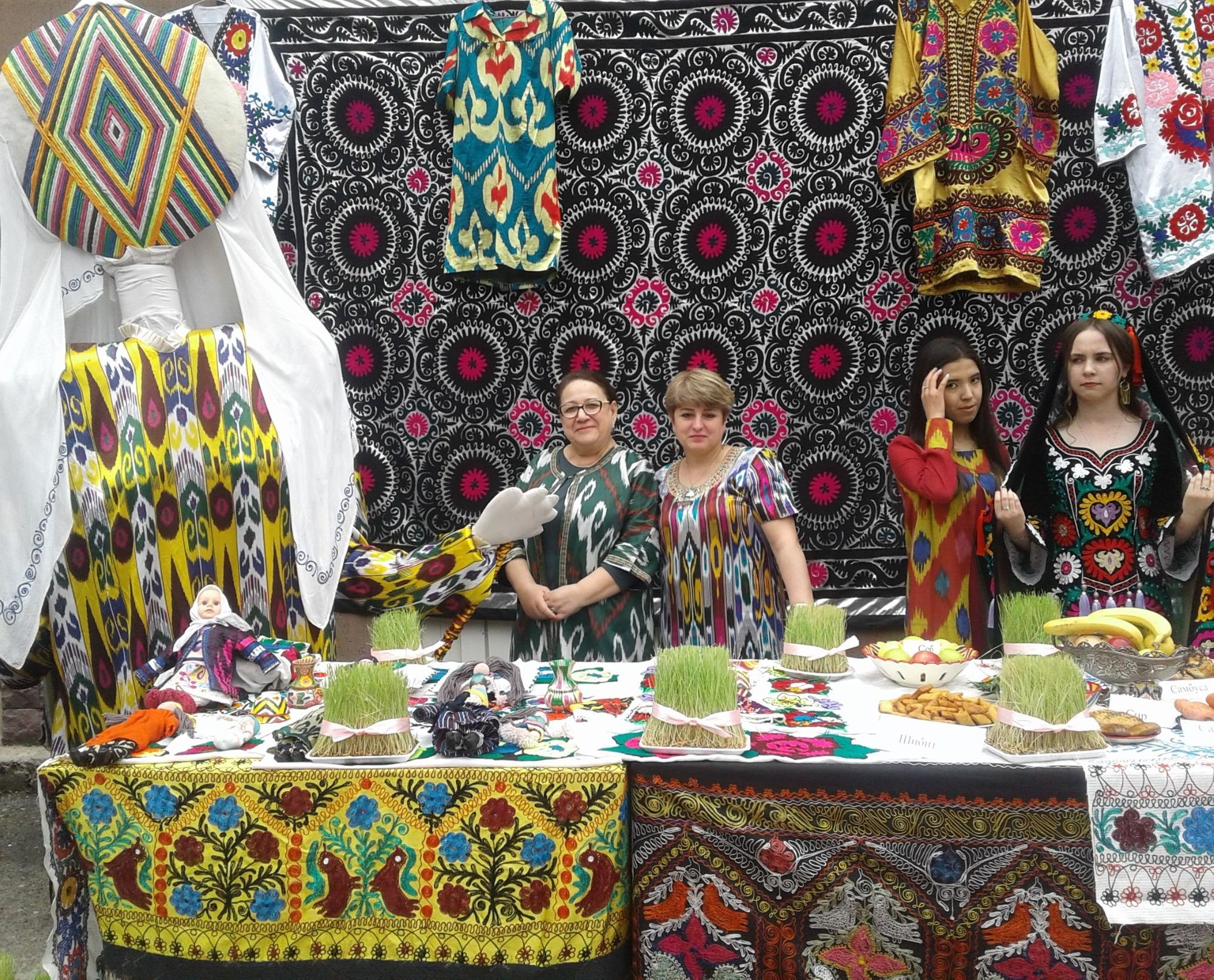 Tajik women celebrating Nowruz, Persian new year. Photo: Wikimedia Commons.