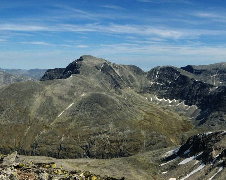 Rondslottet, the highest mountain in the Rondane range, seen from Veslesmeden. Photo: Wiki Commons