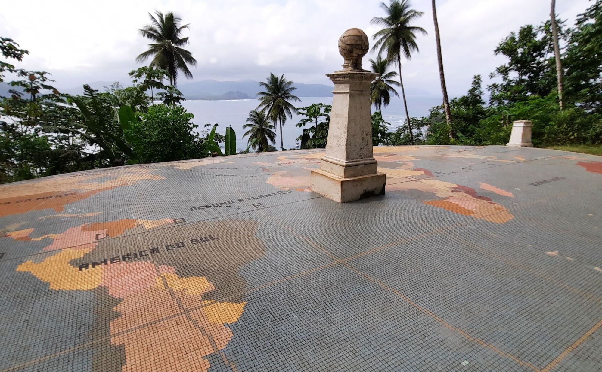 The equatorial monument on Rolas Island. Photo: Wikimedia Commons.