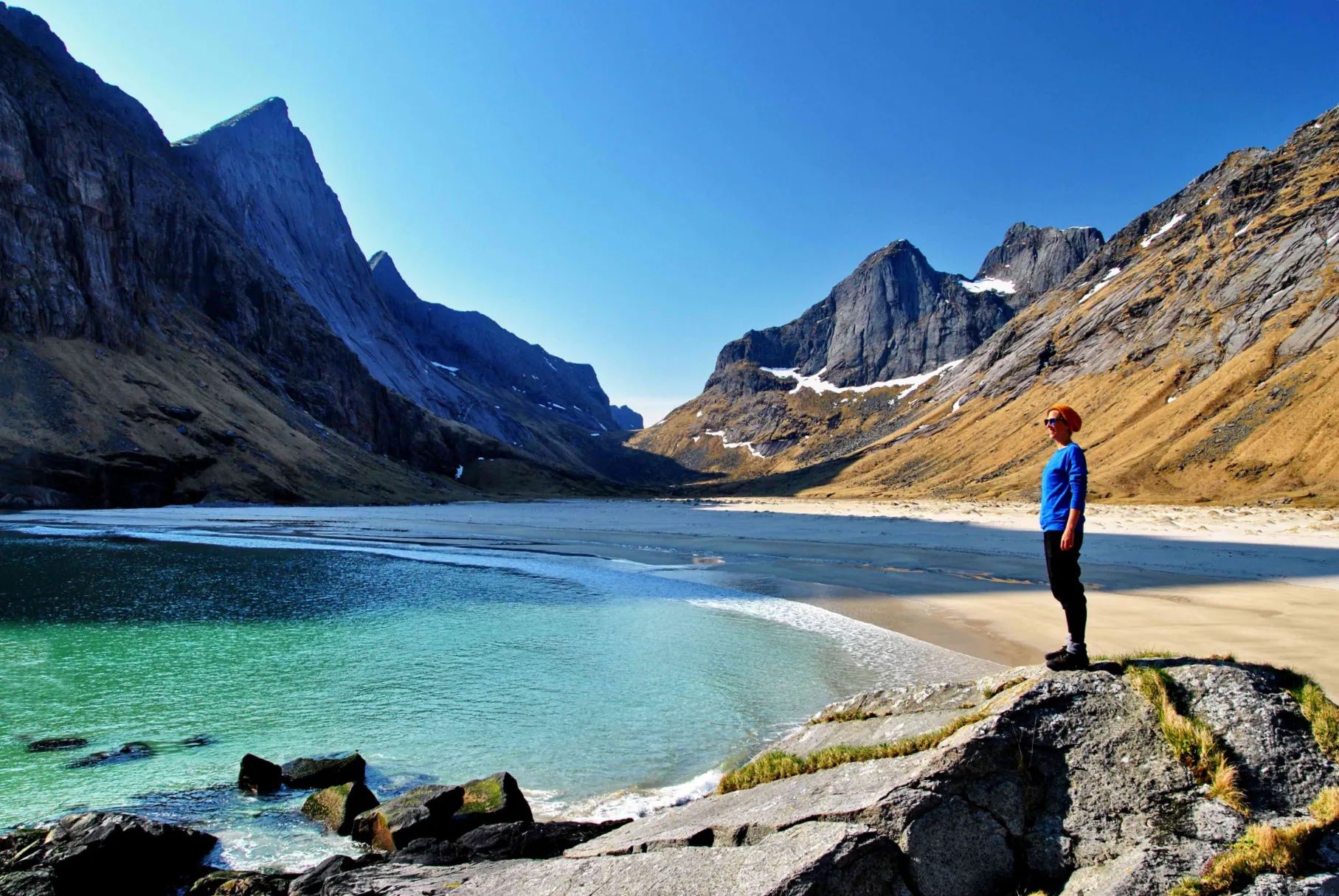 Enjoying the views at Horsveidvika Beach, Lofoten. Photo: Northern Explorer.