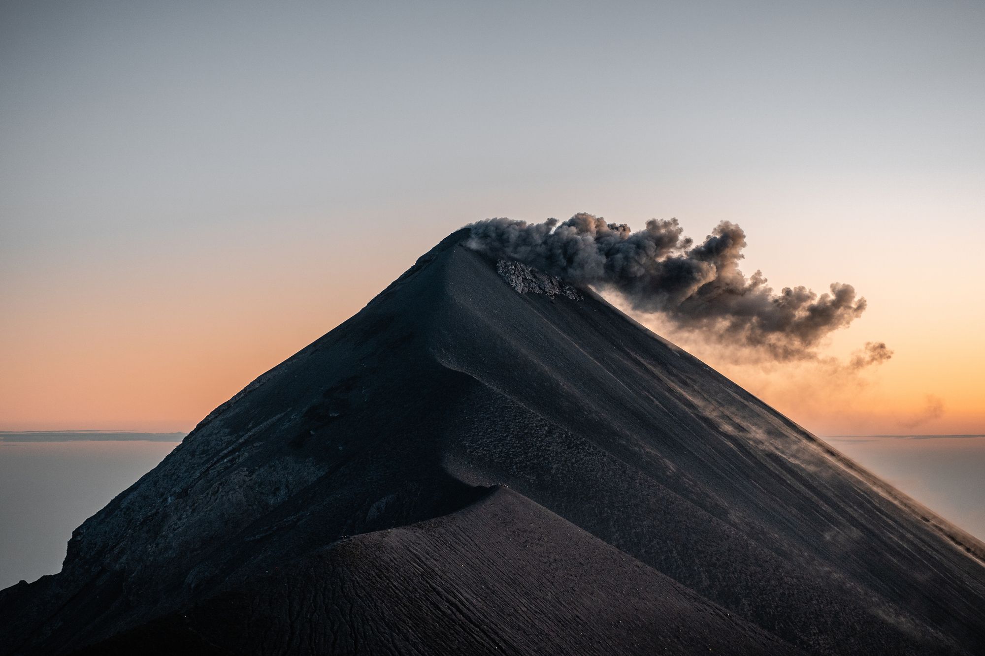 Una erupción temprano en la mañana del Volcán de Fuego, Guetamala.  Foto: Getty.