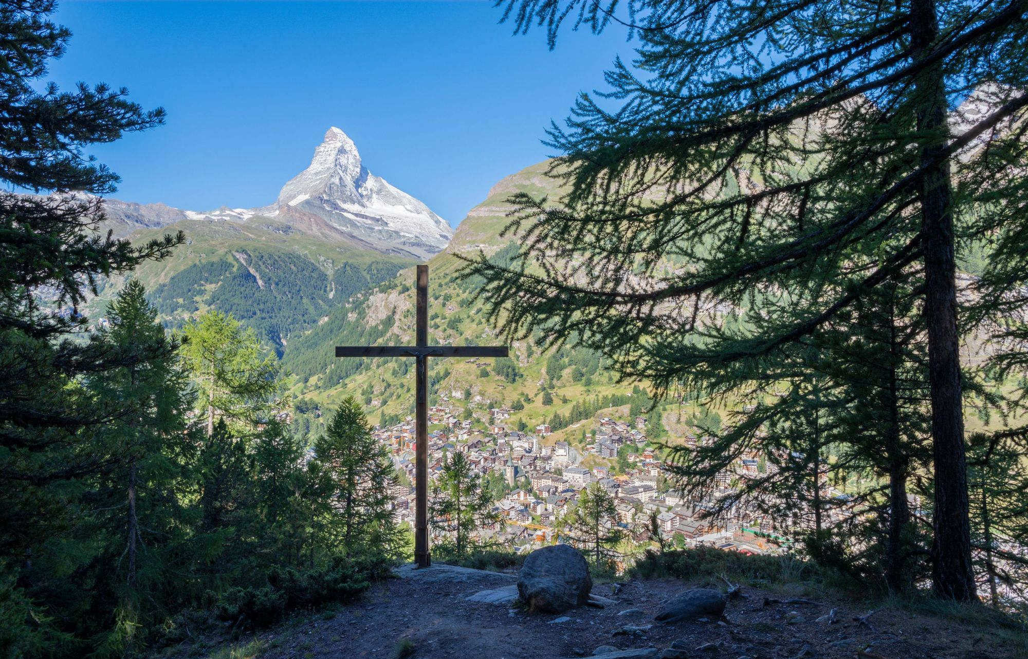 A cross above Zermatt, with the stunning Matterhorn behind. Photo: Getty