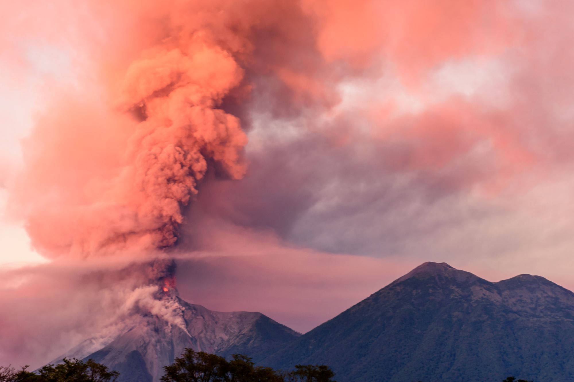 Volcán de Fuego en erupción: el volcán Acatenango está a la derecha.  Foto: Getty.