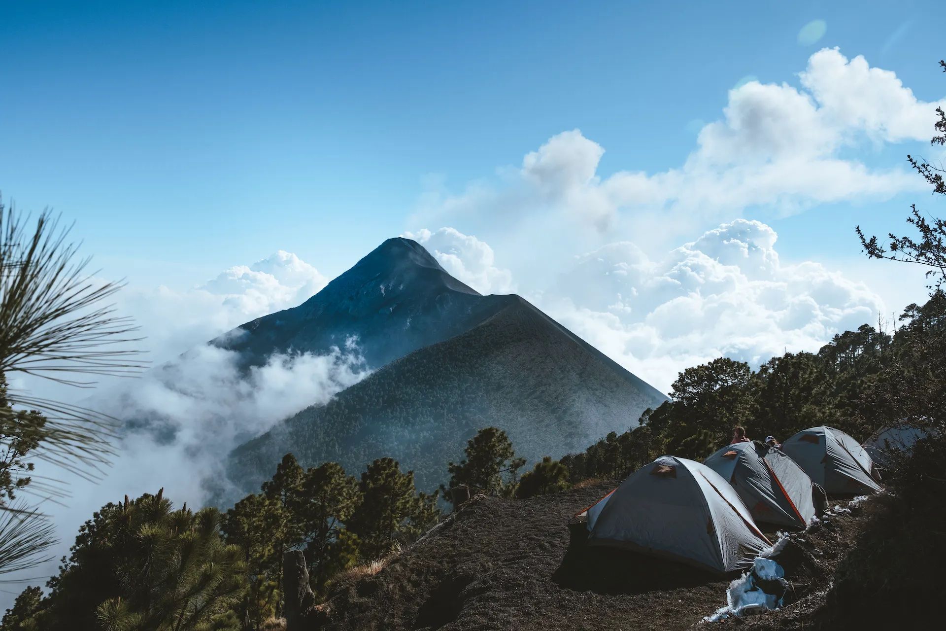 Una vista del Volcán de Fuego desde el campamento base de Acatenango.  Foto de : Old Town Outfitters.