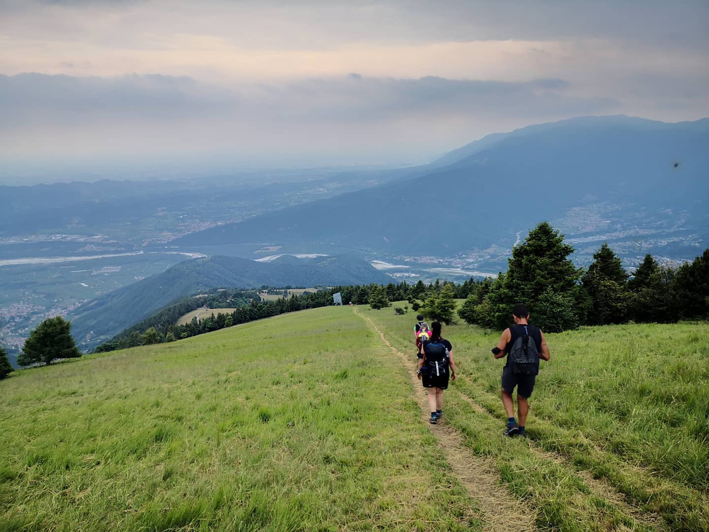 Hikers in the Prosecco Hills of Italy. Photo: Vania de Paoli.