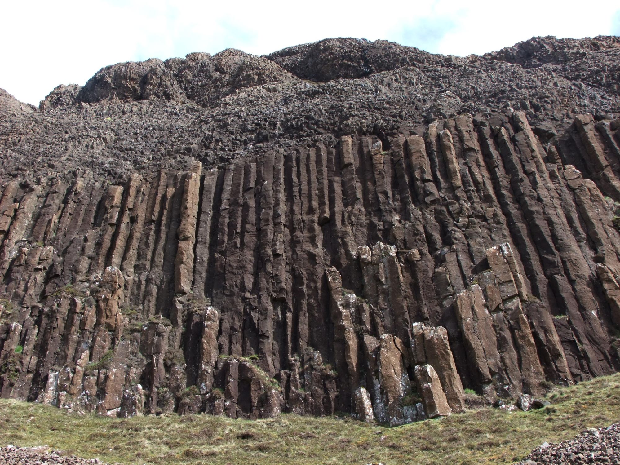 The hexagonal basalt columns of Preshal Beg on the Isle of Skye. Photo: Wiki Commons