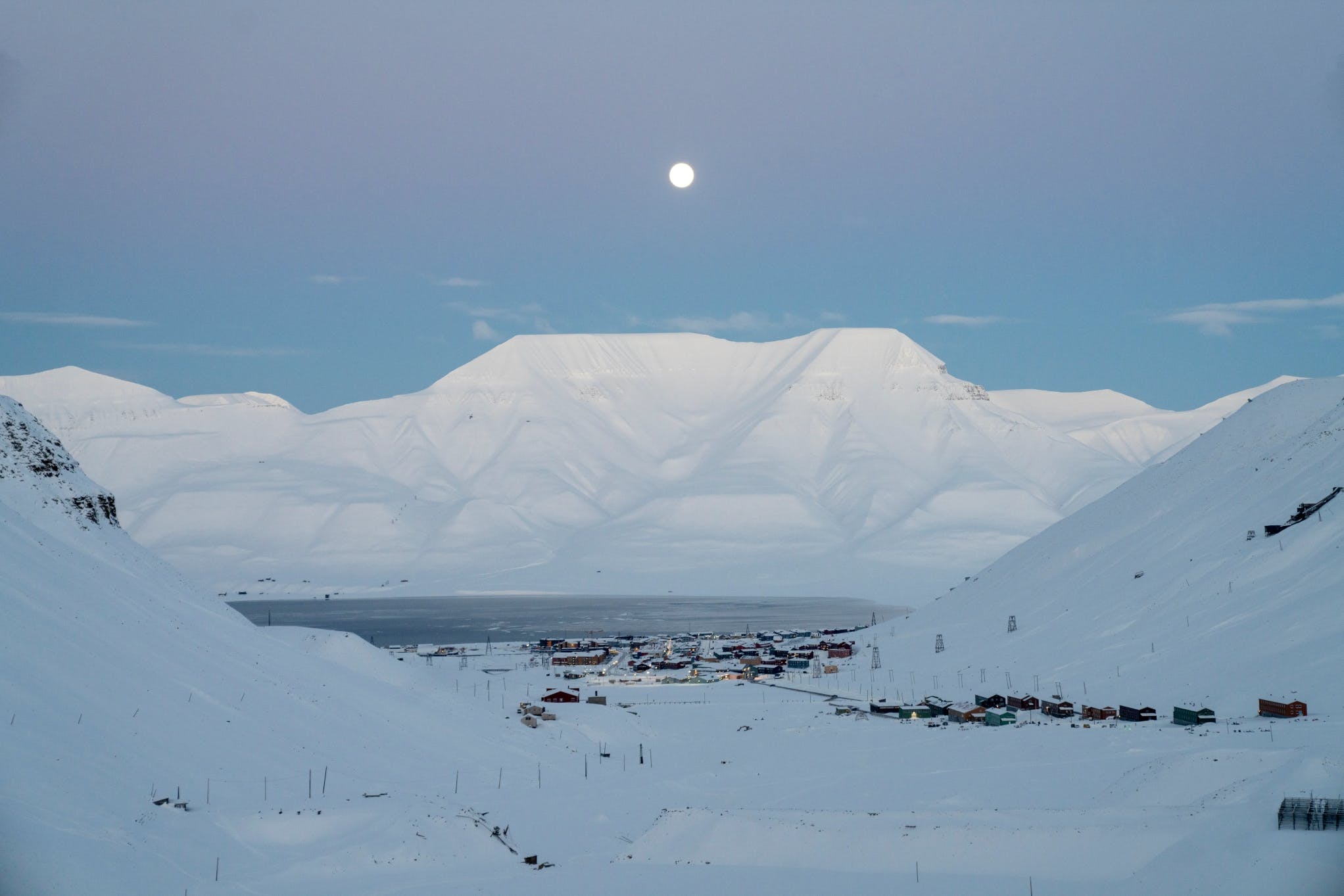 Longyearbyen during the 'blue hour'. Photo: Kenneth Andersen