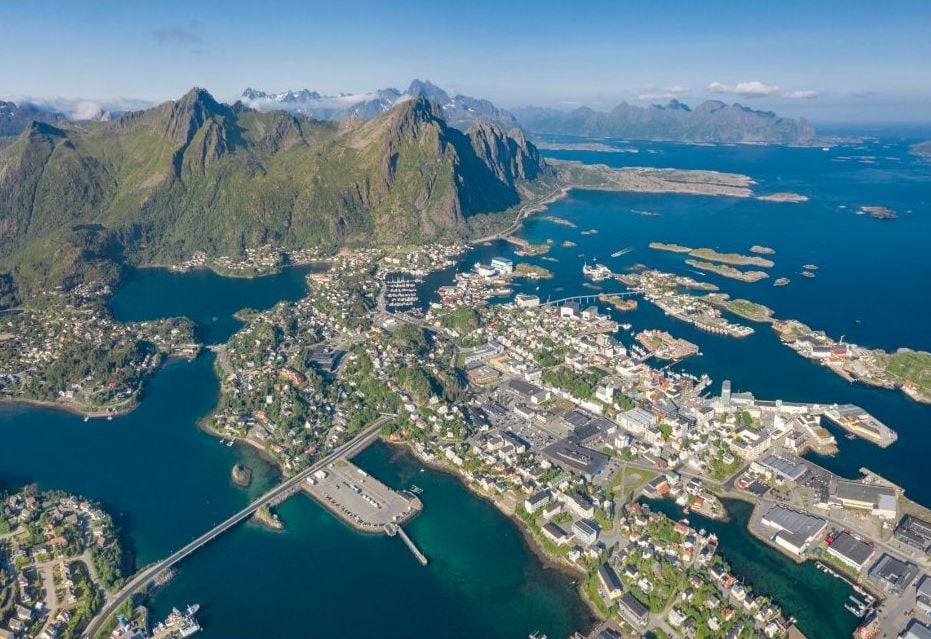 Svolvær, the capital of the Lofoten Islands, seen from above. Photo: Canva.