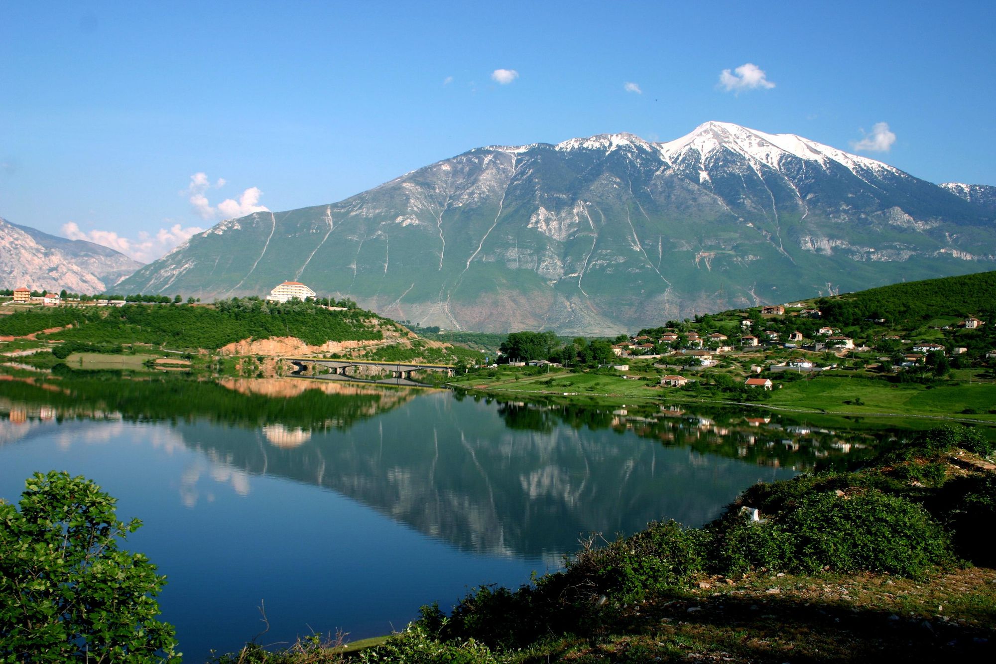 Gjalica Mountain and Fierza Lake. Photo: Aurora Doci/Wiki Commons (CC BY-SA 4.0)