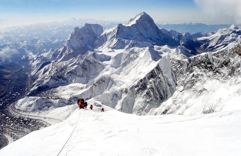 Mountaineers climbing Everest. Photo: iStock.
